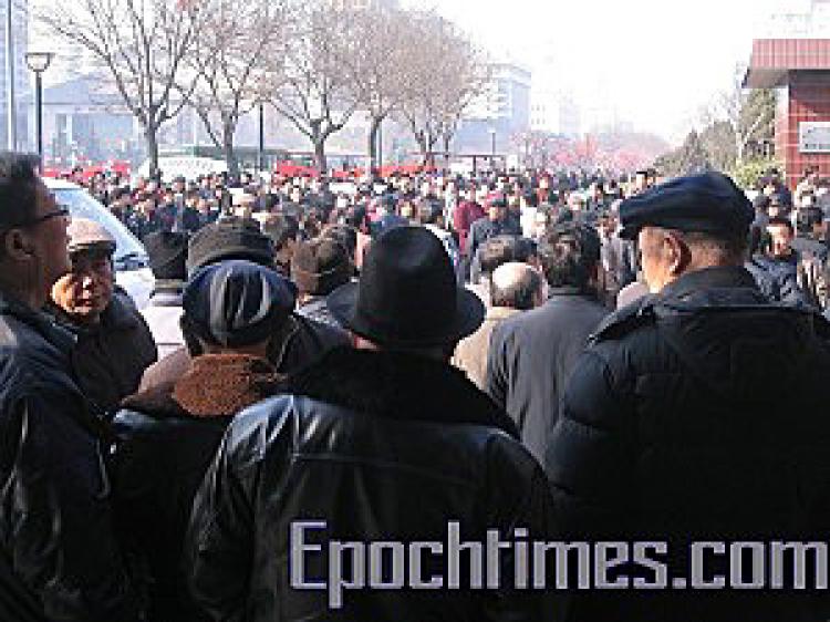 Army officers gather in Beijing to complain that their pensions were insufficient. (The Epoch Times)