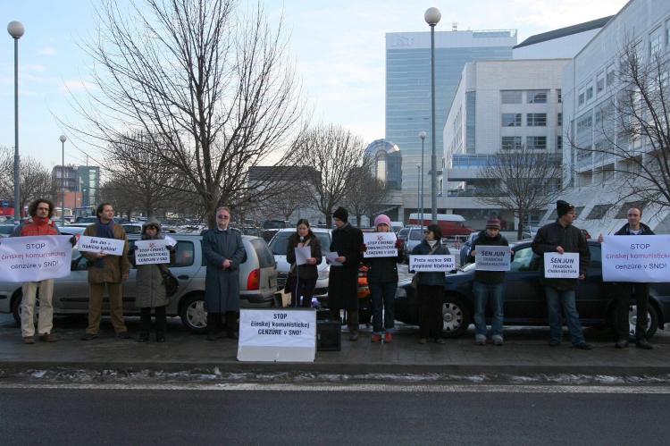 Protest against the Slovak National Theater decision to disallow the Divine Performing Arts show in 2009. Bratislava, 20 January 2009. (Peter Sedik/The Epoch Times)