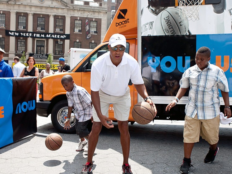 DOUBLE DRIBBLE: Former Knicks star John Starks dribbles a basketball with two young men friends at Union Square Park on Tuesday. (Amal Chen/The Epoch Times)