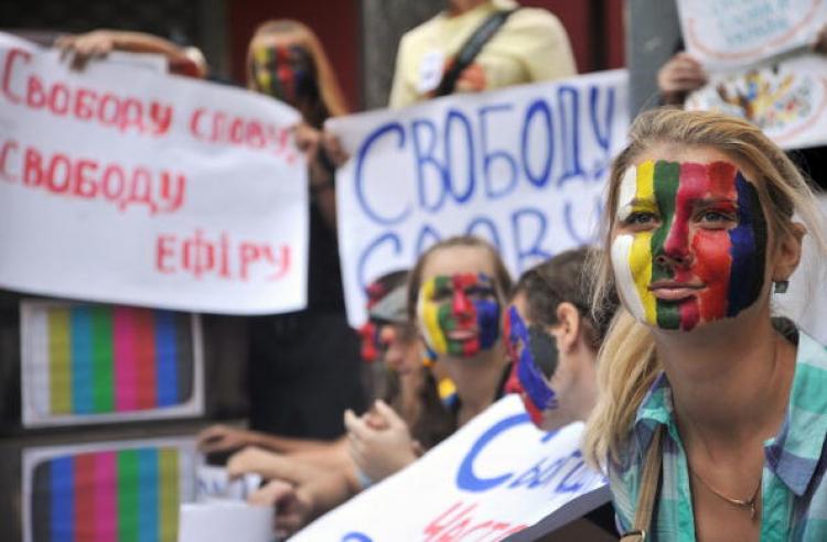 Protesters, mainly journalists and artist, gather in front of a court in Ukraine's capital, Kiev, to protest against media censorship.   (Genya Savilov/Getty Images )