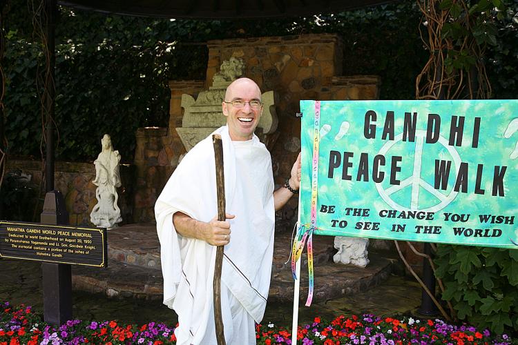 Dressed as Mahatma Gandhi, Dermot walks across America in a quest for peace.  (The Epoch Times)