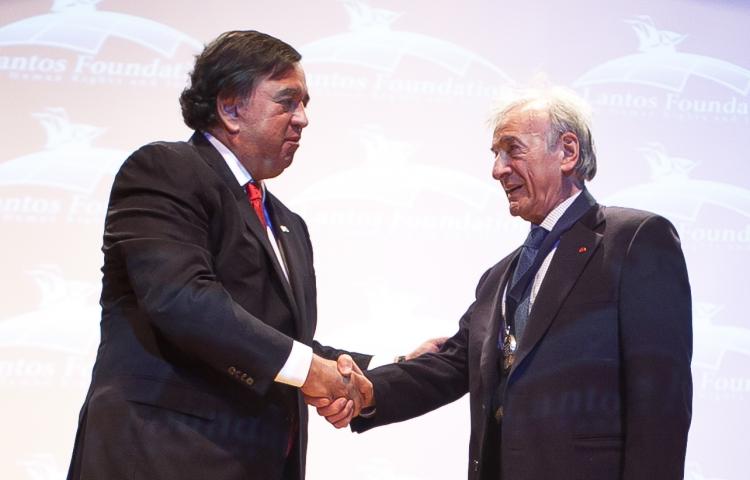 New Mexico Gov. Bill Richardson presents the second annual Lantos Human Rights Prize to Holocaust survivor, novelist, and human rights activist Elie Wiesel in Manhattan on Wednesday.  (Amal Chen/The Epoch Times)