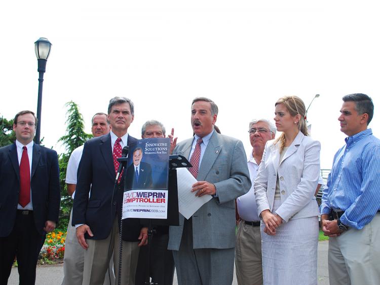 TOLL FREE: Councilman David Weprin (C), candidate for New York City comptroller, advocates for alleviation of tolls and improved traffic in Staten Island on Sunday. (Pat Barrientos)