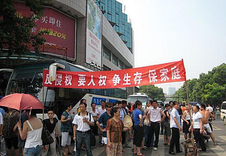 Over one thousand workers at the Wuhan Boiler Company blocked a major road in Wuhan City, on July 13 to protest the potential layoffs. (Photo from the Internet)