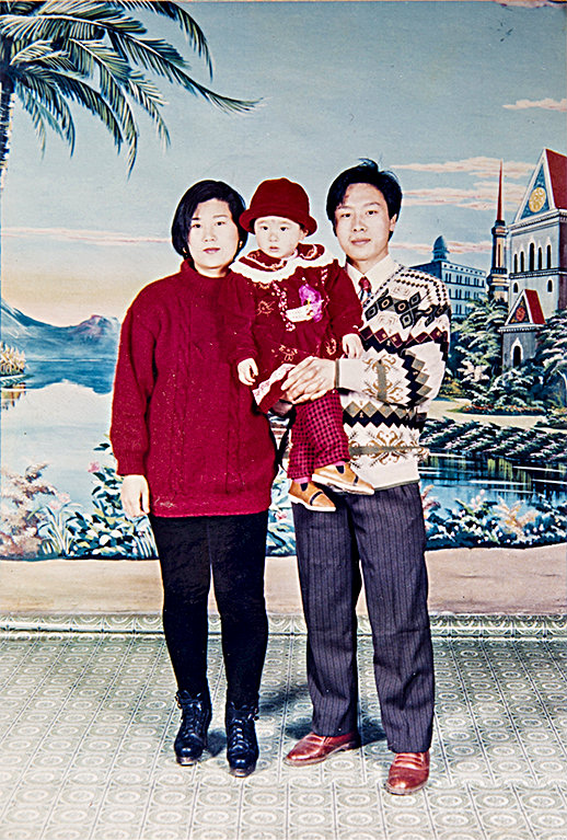 Wang Huijuan (esquerda), Li Fuyao (direita) e Li Zhenjun na cidade de Tianjin, China, em 1995, três anos antes de começarem a praticar o Falun Gong. (Cortesia de Li Zhenjun)