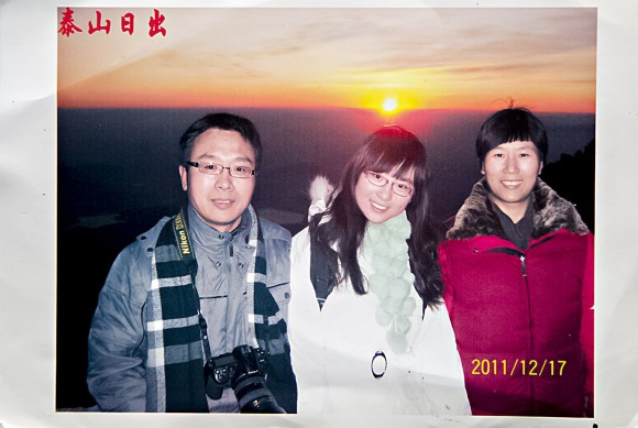 (Li) Li Zhenjun, Li Fuyao e Wang Huijuan no Monte Tai na Província de Shandong, China, em 17 de dezembro de 2011 (Cortesia: Li Zhenjun)