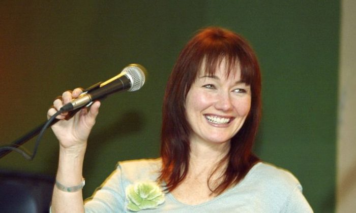 Country Singer Lari White Dies at 52 After Cancer Battle | The Epoch Times