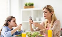 Parents Need Screen Time Limits, Too, Pediatricians Say