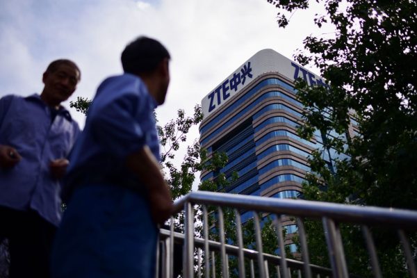 O logotipo da ZTE é visto em um prédio em Pequim, em 2 de maio de 2018 (Wang Zhao / AFP / Getty Images)