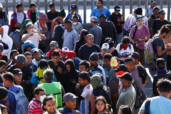 Migrantes voltam para o acampamento depois de uma tentativa fracassada de invadir a fronteira dos EUA e entrar ilegalmente, a oeste da travessia de San Ysidro, em Tijuana, México, em 25 de novembro de 2018. A cerca no fundo não é a fronteira, é uma cerca secundária no lado do México (Charlotte Cuthbertson / The Epoch Times)