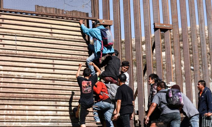 Honduran Migrant Calls Giving Birth After Climbing Over Border Fence ...