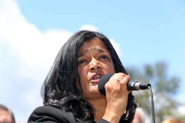 Rep. Pramila Jayapal (D-Wash.) Dos EUA em uma coletiva de imprensa em frente a um Centro de Detenção Federal de mulheres migrantes em SeaTac, Washington, em 9 de junho de 2018 (Karen Ducey / Getty Images)