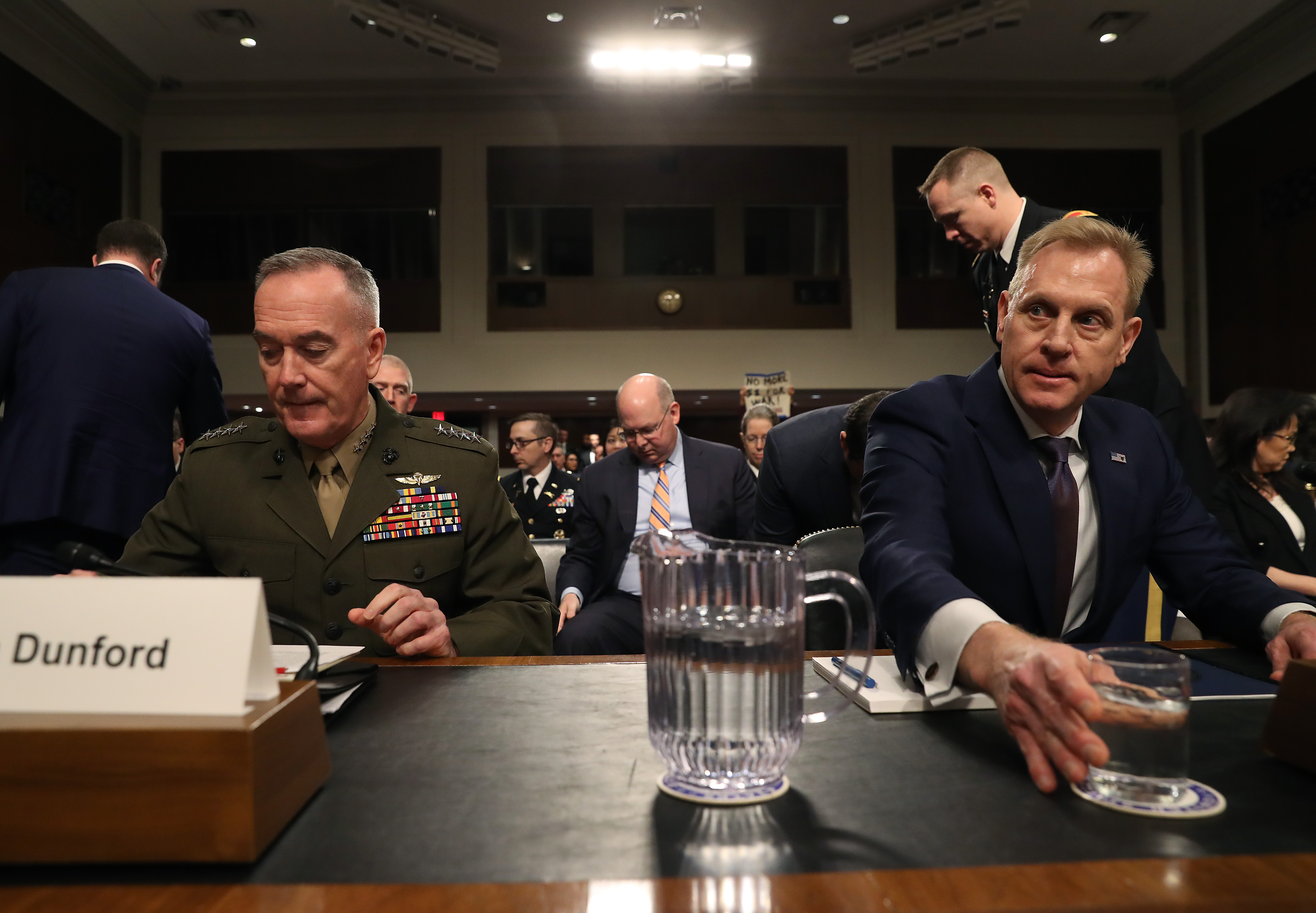 O presidente do Joint Chiefs of Staff, Gen. Joseph Dunford (E) e o secretário interino da Defesa, Patrick Shanahan, comparecem perante o Comitê de Serviços Armados do Senado, em Washington, em 14 de março de 2019 (Mark Wilson / Getty Images)