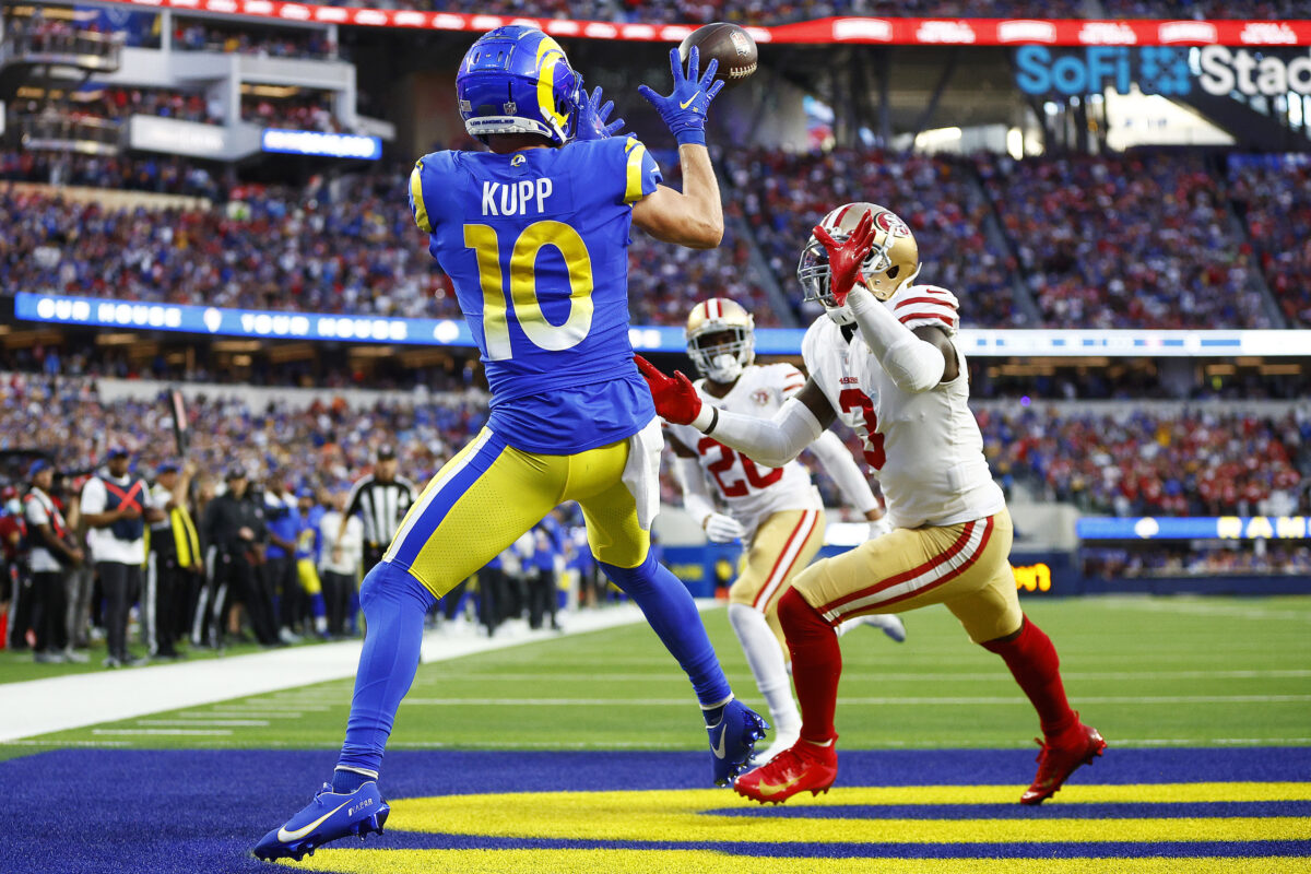 San Francisco 49ers Linebacker Ray-Ray Armstrong hovers over Los News  Photo - Getty Images