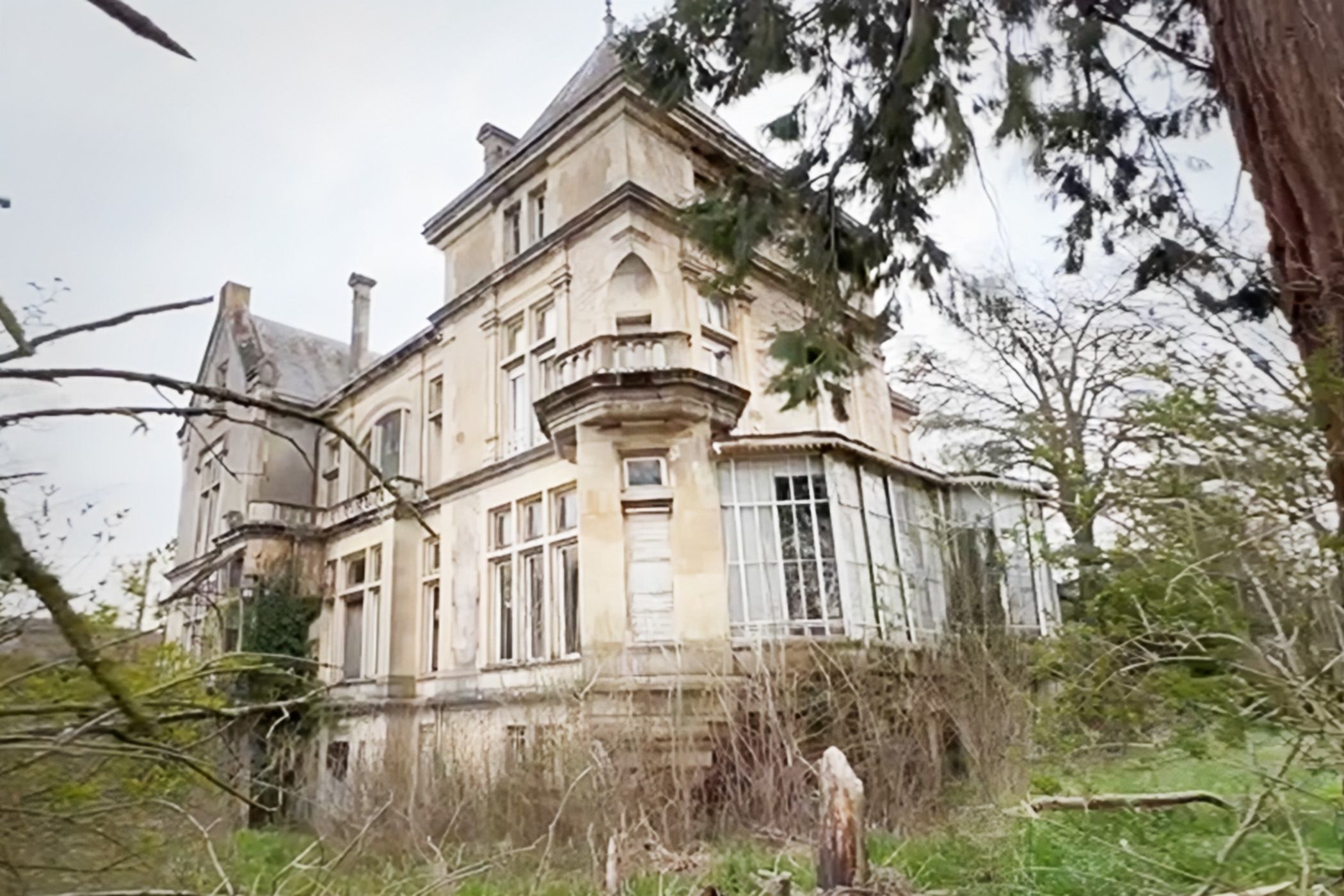 Urban Explorer Stumbles On Haunting Abandoned Mansion, Discovers Awe-Inspiring Objects Inside