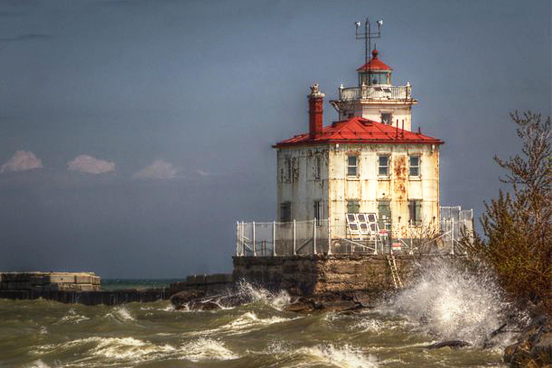 Woman Buys Lighthouse Left Empty for 70 Years and Turns it Into a Quirky Summer Home, Here’s How It Looks