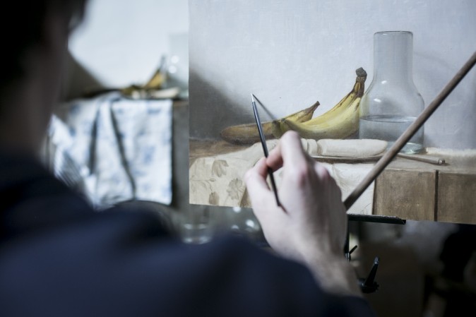 Justin Wood paints a still life in his studio space at Grand Central Atelier, on March 7, 2016. (Samira Bouaou/Epoch Times)