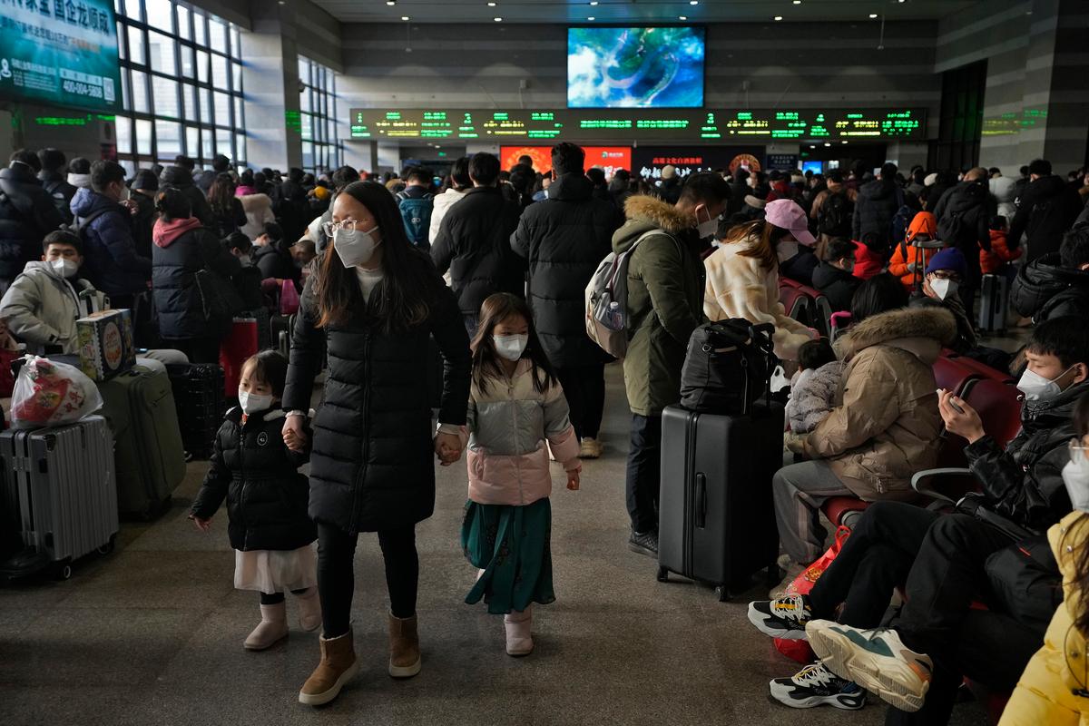 CCP Arrests Citizens for Posting Videos of Crowded Budget Trains Amid Sluggish Economy