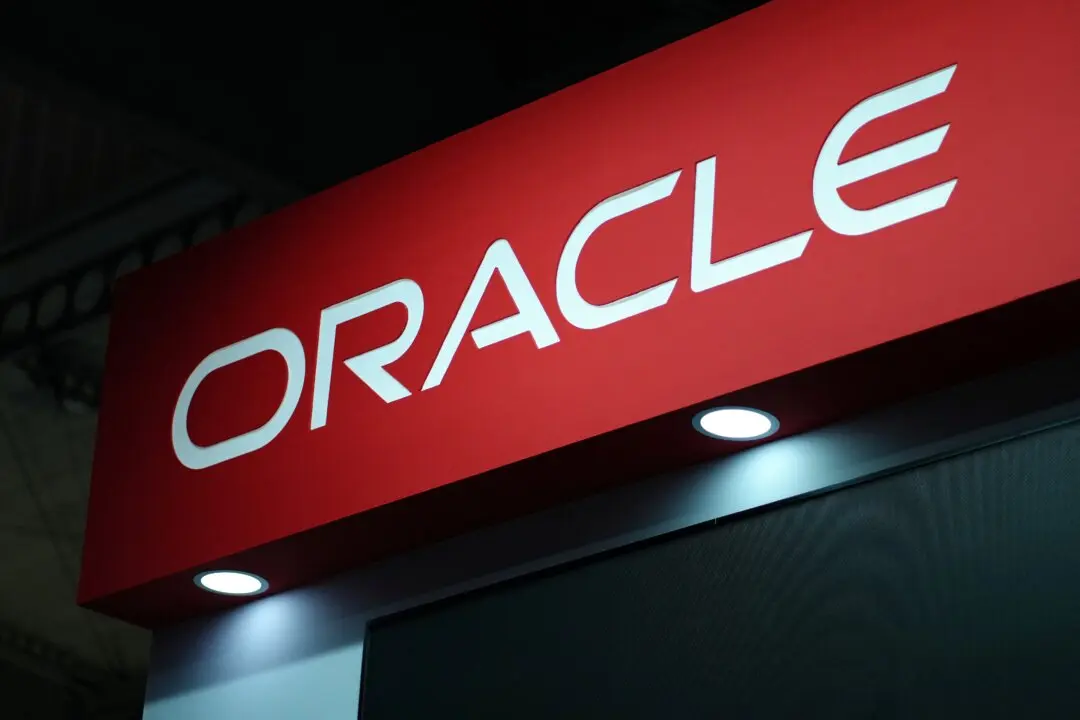 Oracle Stock Tumbles as Wall Street Shifts Focus to AI Debt Risks