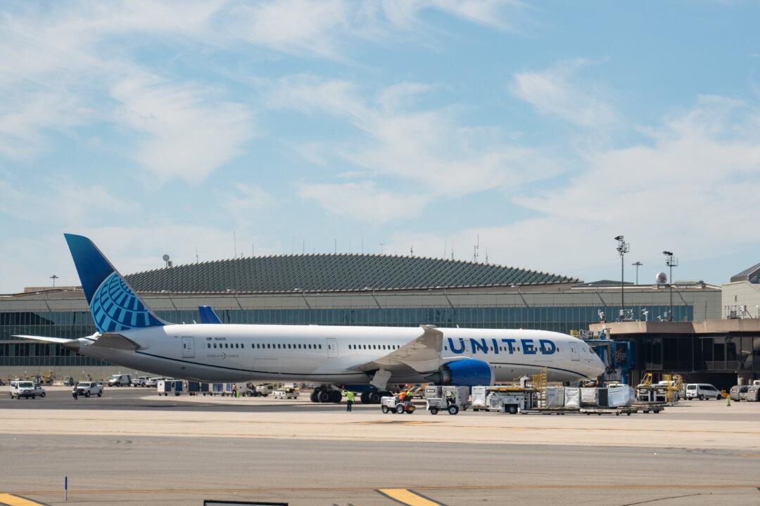 United Flight Landing in Newark Strikes Light Pole on New Jersey Turnpike, FAA Says