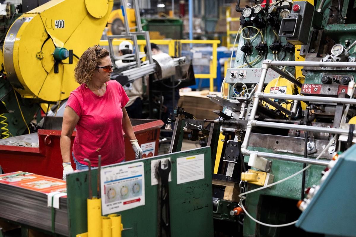 US Factory Output Jumps, Core Capital Goods Orders Signal Solid Business Investment
