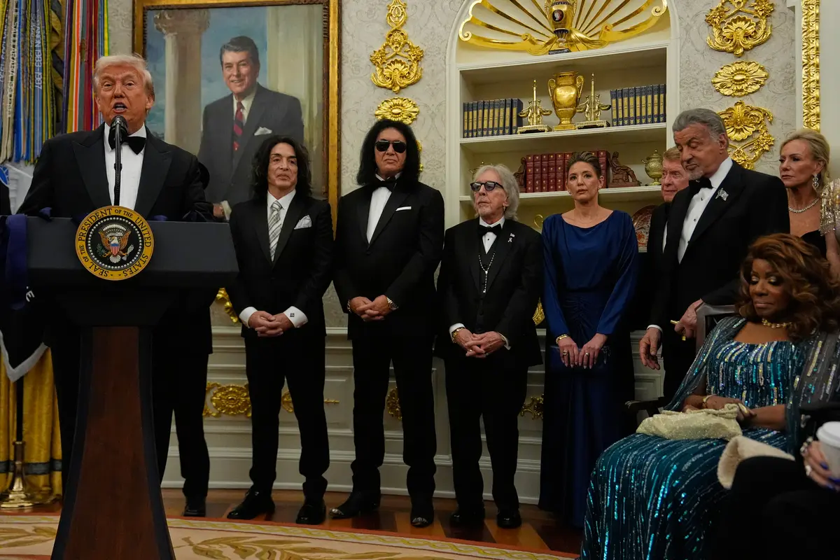 Trump Awards Kennedy Center Honors Medals in Oval Office thumbnail