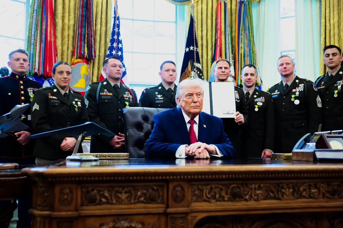 Trump Awards Mexican Border Defense Medals in White House Ceremony thumbnail