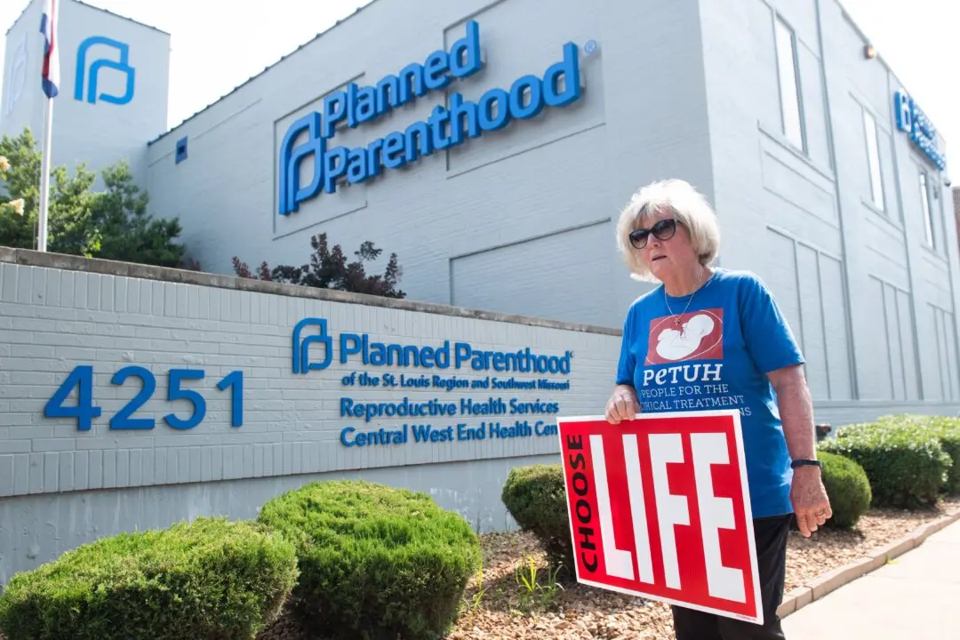 Missouri Judge Strikes Down Laws Restricting Abortion
