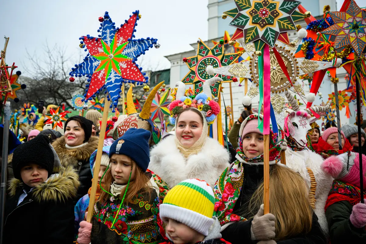 Day in Photos: Christmas Procession, Guinea’s Presidential Election, and Camel Race thumbnail