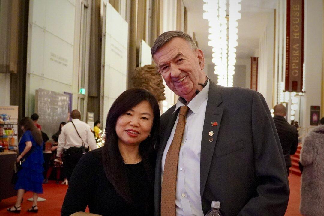 Shen Yun’s Performance Is ‘Very Informative,’ Says Retired Navy Chief