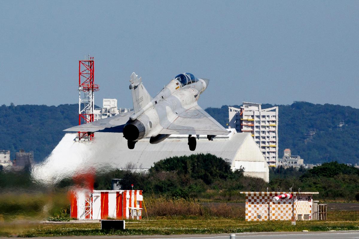 Trump Says US Action in Venezuela Does Not Set Precedent for China to Move on Taiwan thumbnail