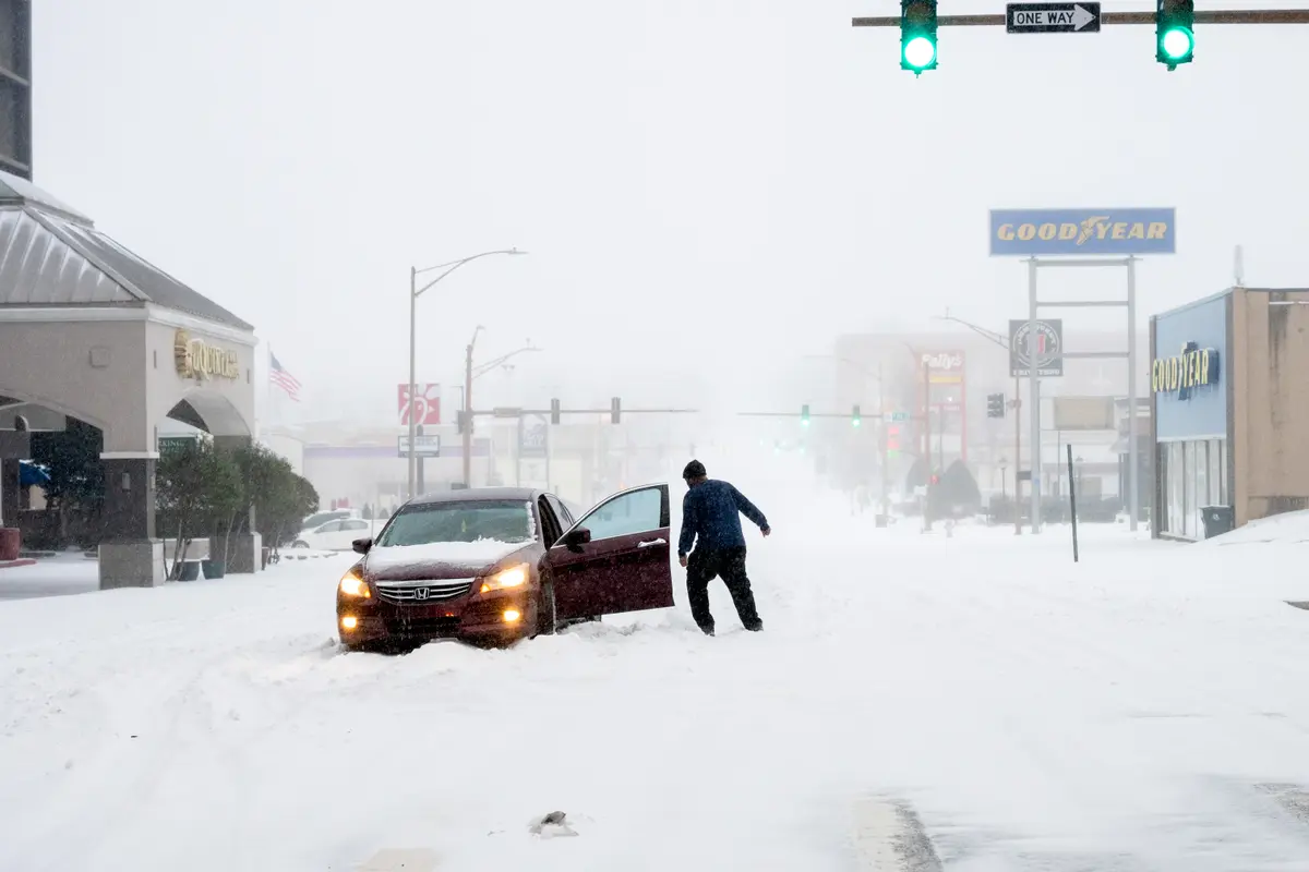 Day in Photos: Winter Storm in US, Landslide in New Zealand, and Tunnel Network in Syria