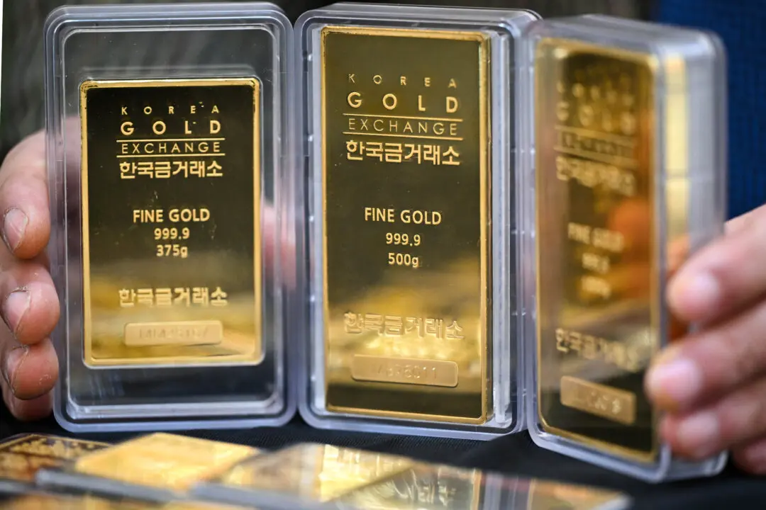Warsh Pick Sparks Selloff in Gold and Silver as Fed Independence Fears Recede