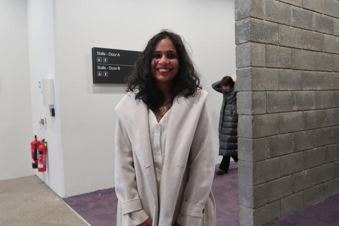 Watercolor Artist Loves Shen Yun’s Color Combinations