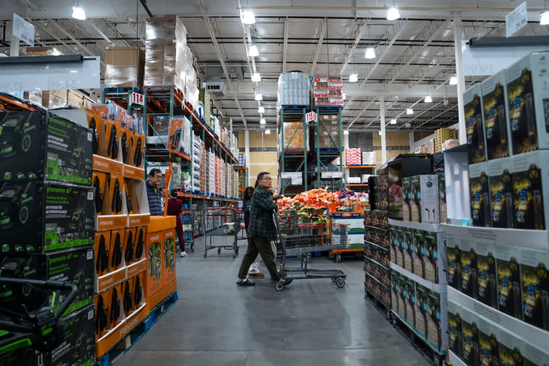 US Firms Still Reluctant to Pass Tariff-Related Costs to Customers, Fed Says