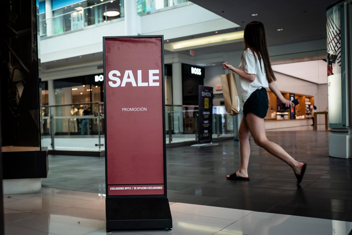 US Growth Nearly Stalls as 4th Quarter GDP Revised to 0.7 Percent