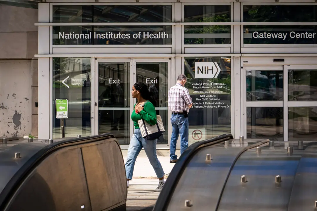 Fauci Deputy Who Declined COVID-19 Vaccine Feared Retaliation: Emails