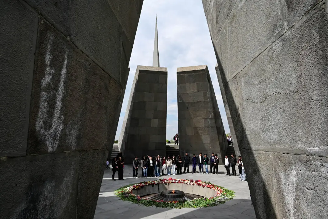 Day in Photos: Armenian Genocide Memorial, MS-13 Court Hearing, and Morris Dancers