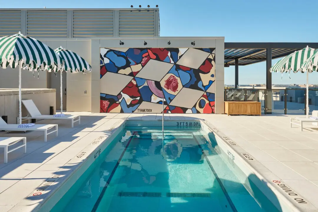 Rooftop Pools Entice Visitors to Major Hotels
