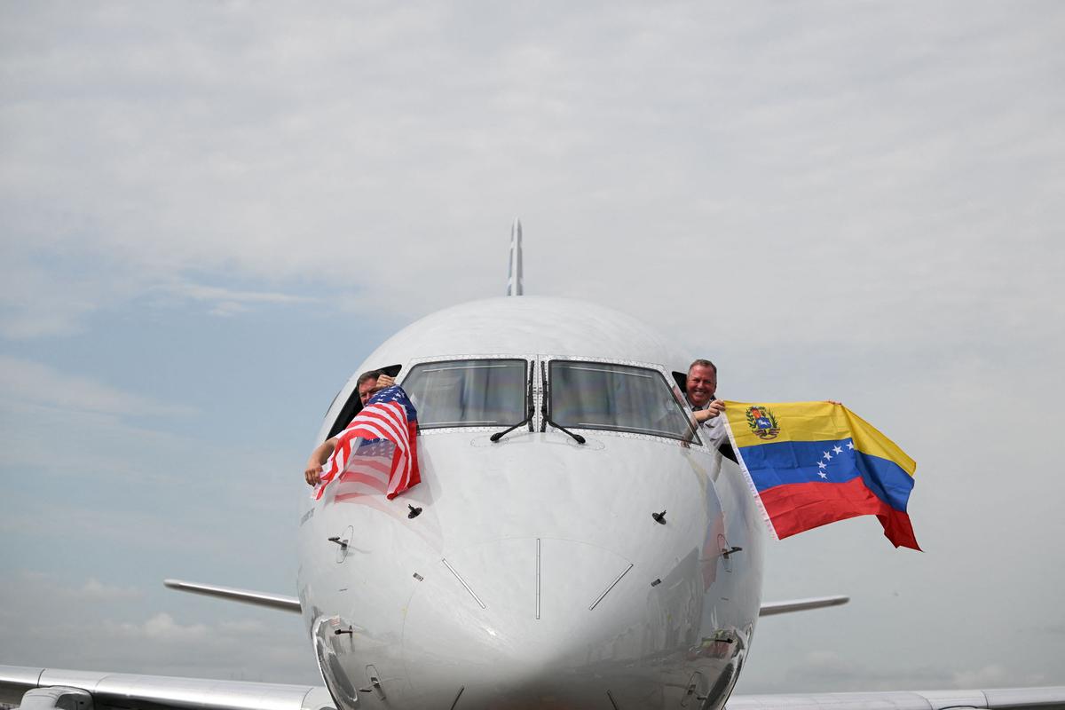 Day in Photos: US to Venezuela Direct Flights Resume, Wildfire in Scotland, and Artemis II Astronauts in NYC