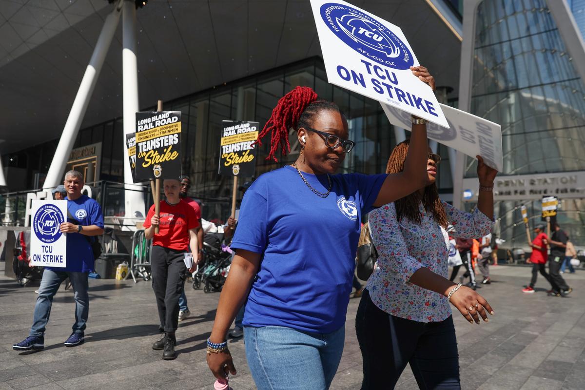 MTA Reaches Deal With Unions to End Long Island Rail Road Strike