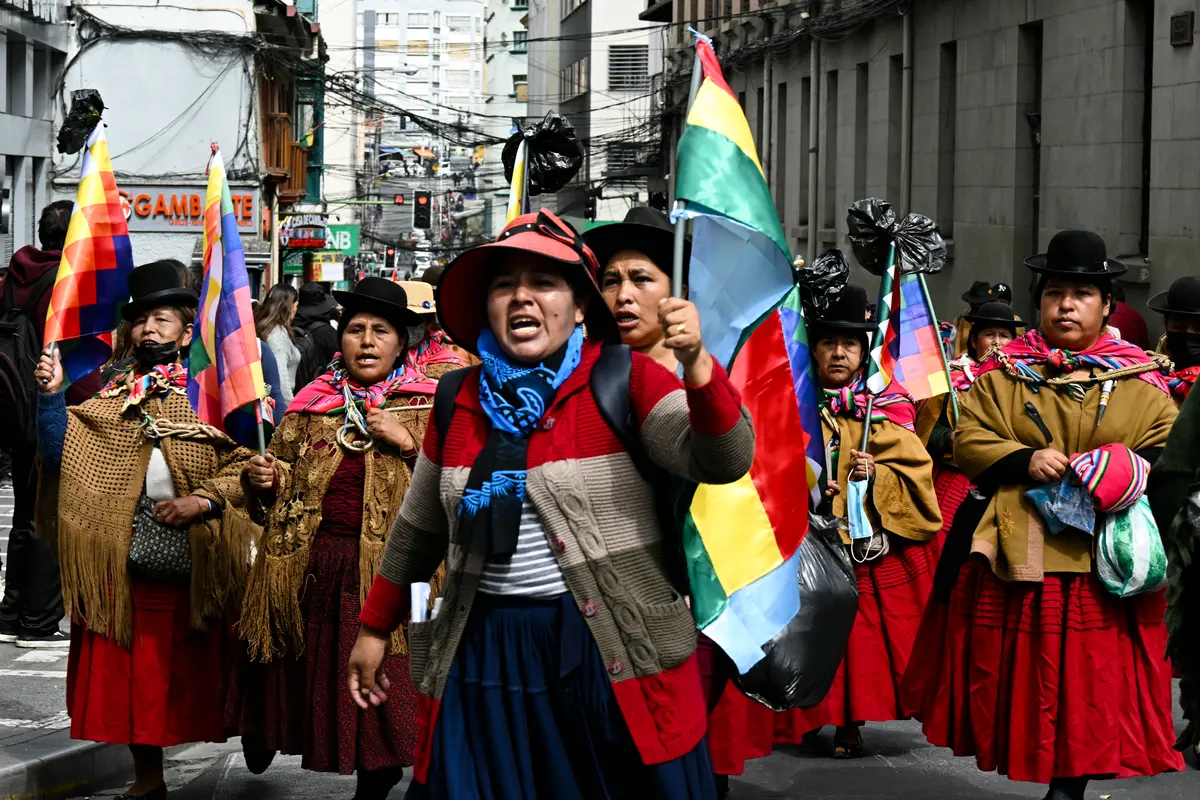 Day in Photos: Cholitas March, Venezuelans’ Repatriation, and Bird Show in Qatar