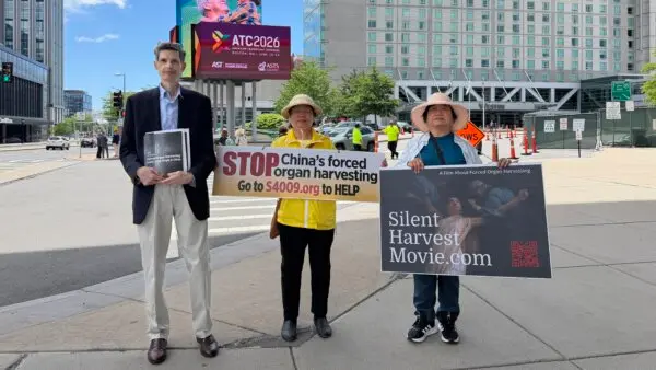 Demonstrators Gather Outside American Transplant Congress Over Evidence of Forced Organ Harvesting in China