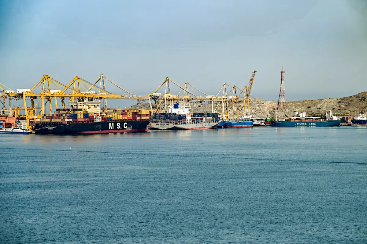 Hormuz Shipping Stalls After US and Iran Fighting Resumes