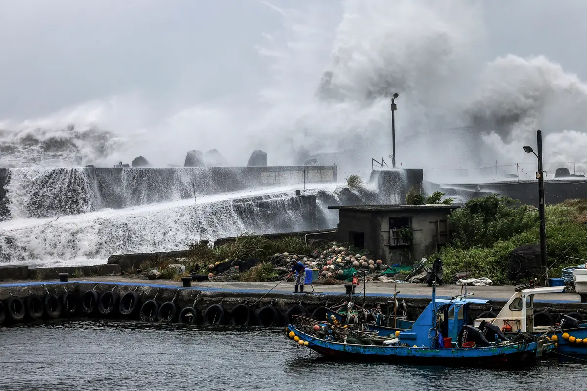 Day in Photos: Typhoon in Taiwan, Wildfire in Spain, Honduran Presidential Airplane Auctioned Off
