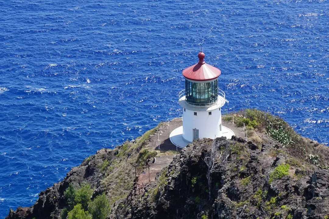 Makapuʻu Lighthouse: Cliffside Marvel