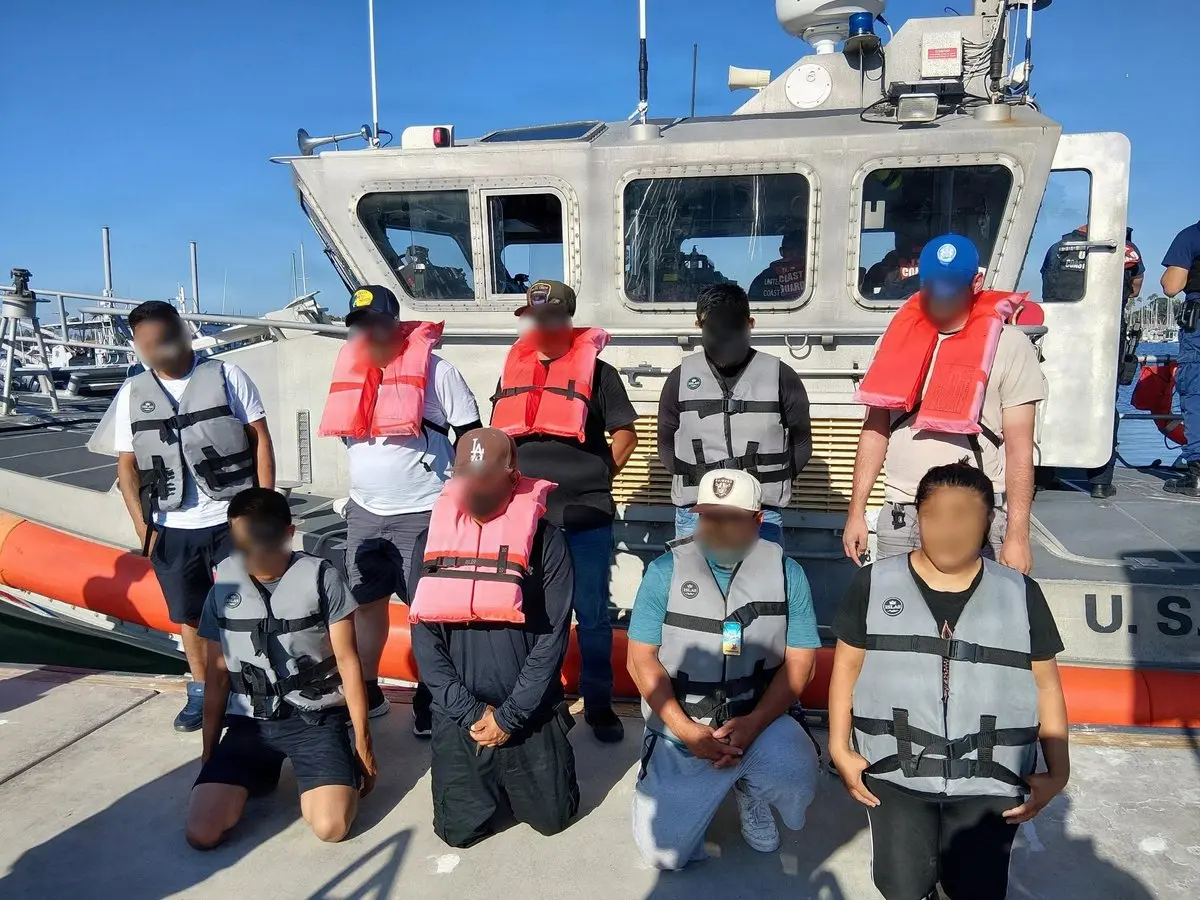 US Coast Guard, Navy Intercepts Smuggling Vessels, Arrests 34 Illegal Immigrants