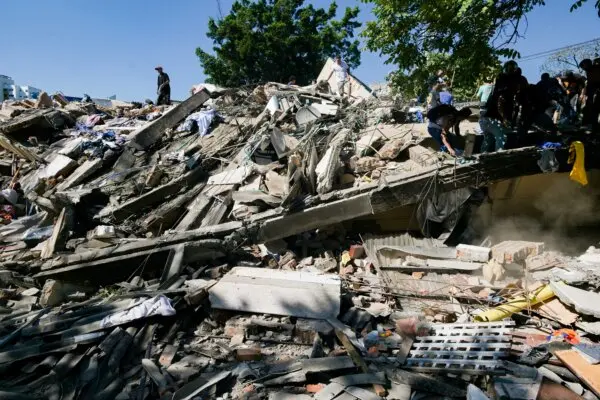 Footage Shows Street Scenes After Quake Hits Colombia