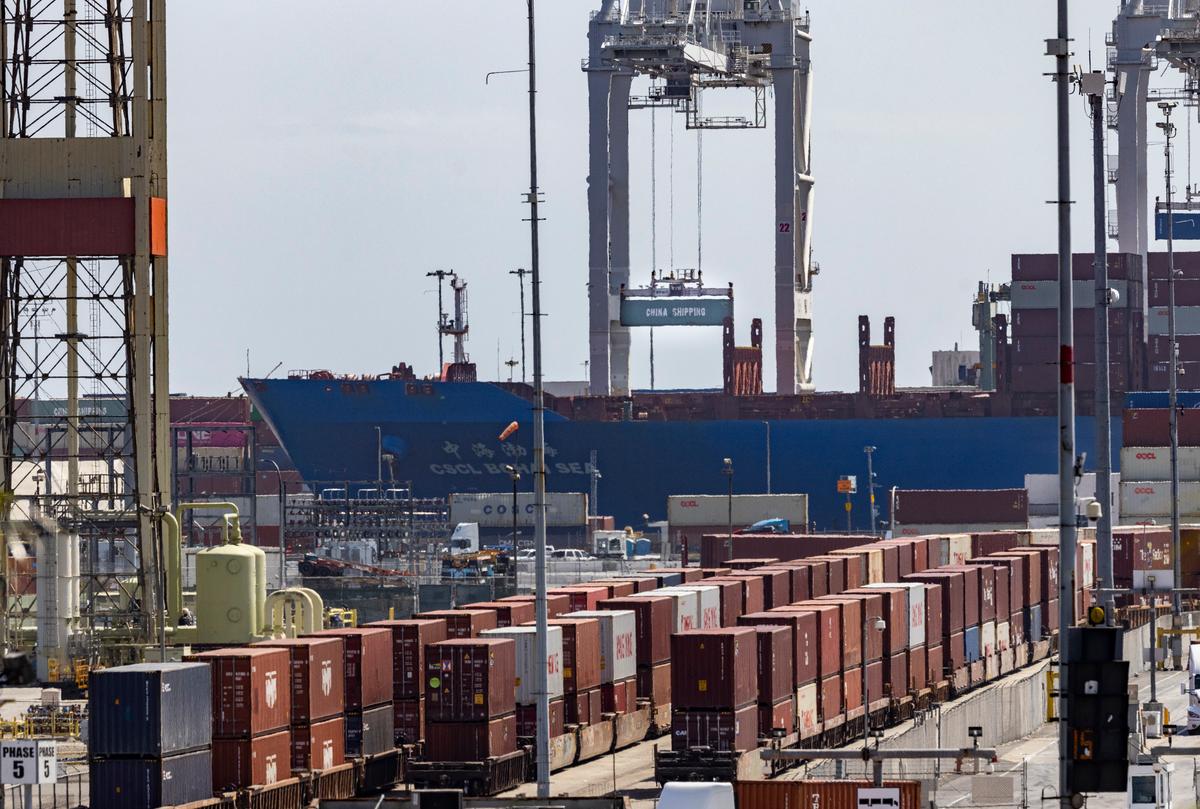 US Trade Deficit Narrows Sharply to Lowest Level Since 2009 thumbnail