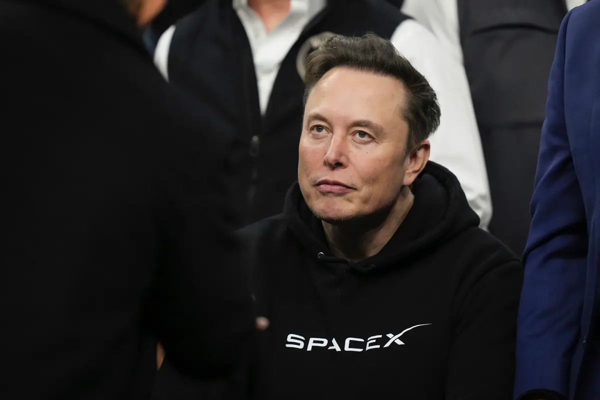 Musk’s Starlink Says It Lost Communication With One of Its Satellites thumbnail